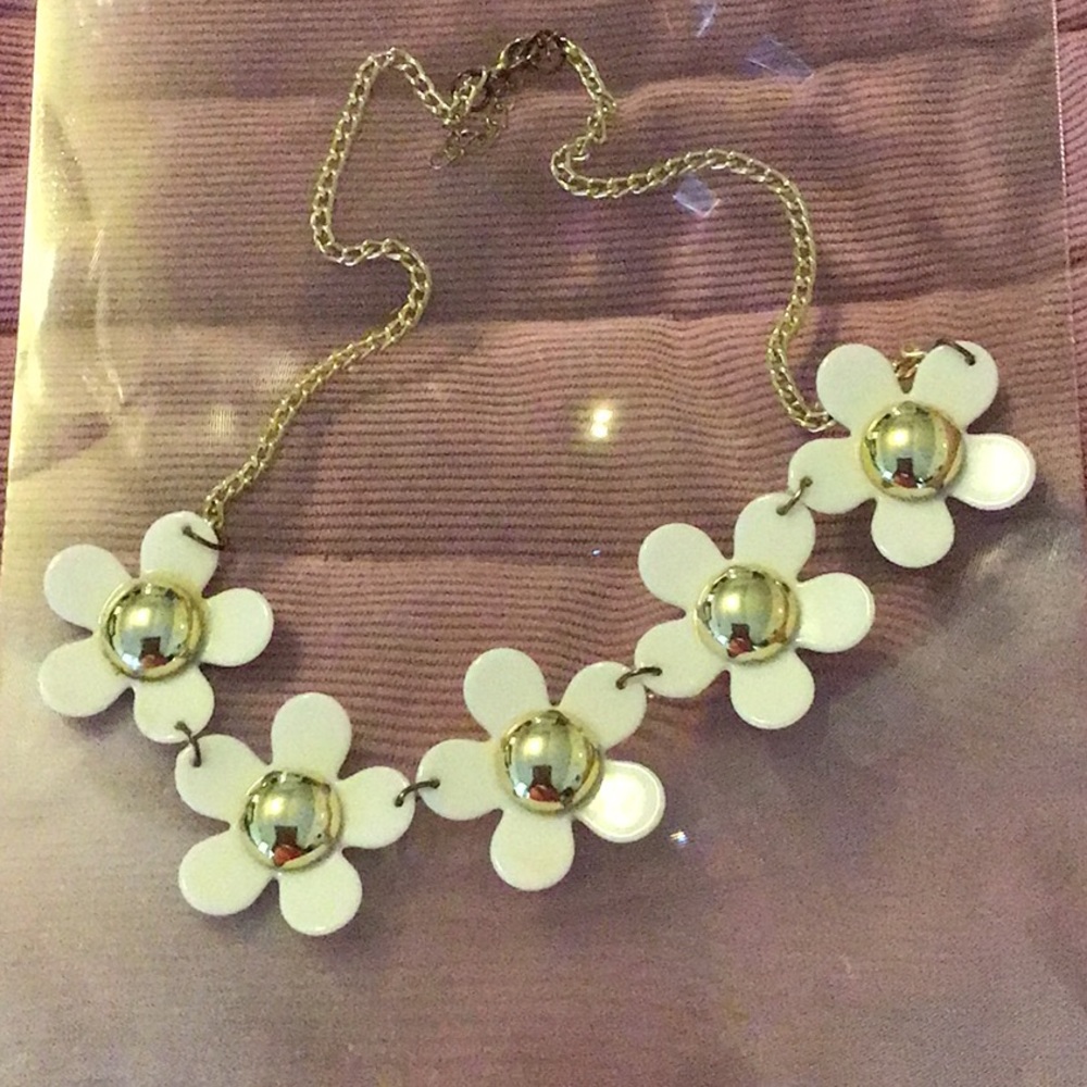 WHITE & GOLD DAISY FASHION NECKLACE - Picture 2 of 3